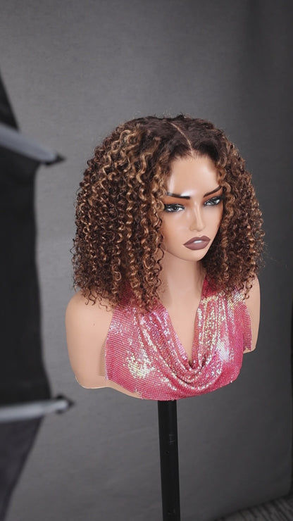 Peruca Kinky Curly Luxury – Pronta a Usar &  Sem Cola