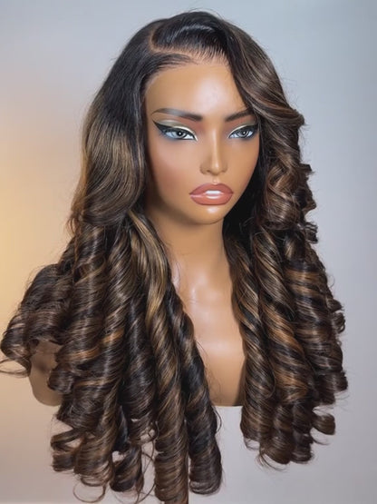 Peruca Ondulada Premium das TIAS RICAS – Cor Natural #1B com Mechas Douradas (#4/27 Highlight)