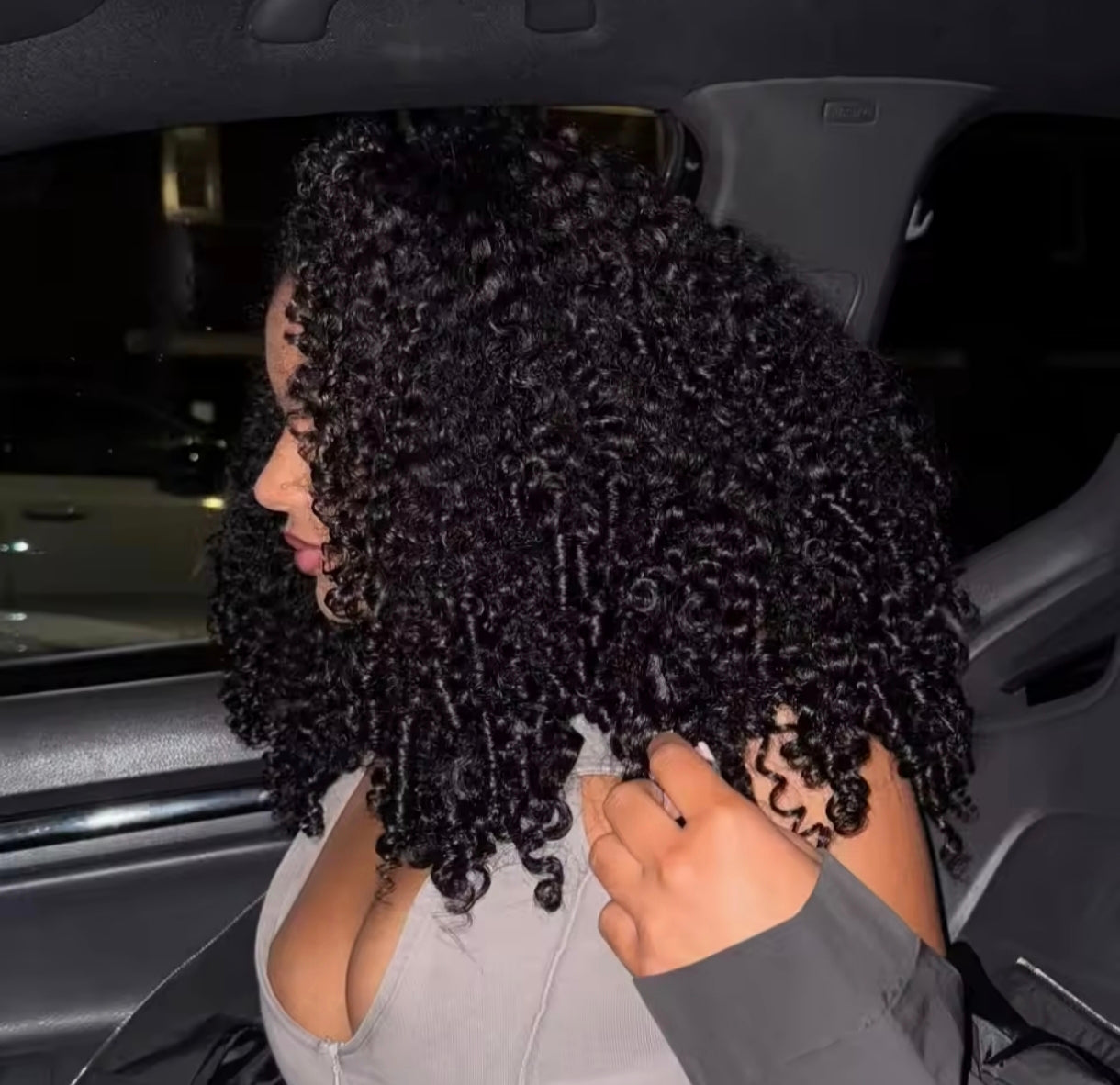 Peruca Kinky Curly – Volumosa, Natural e Pronta a Usar!