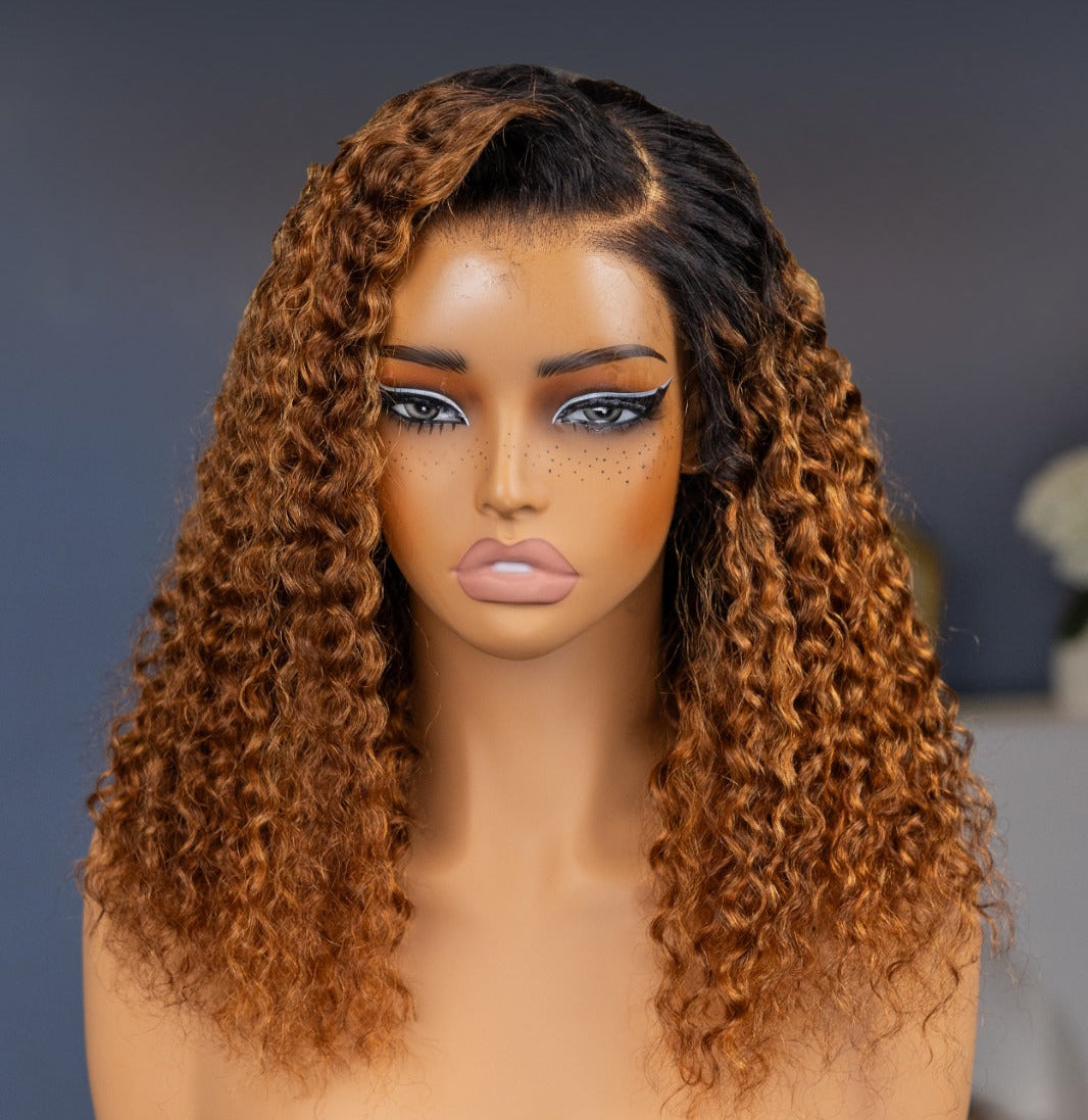 Peruca Kinky Curly 100% Humana – Tom Mel Dourado | Sem Cola, Renda Pré-Cortada