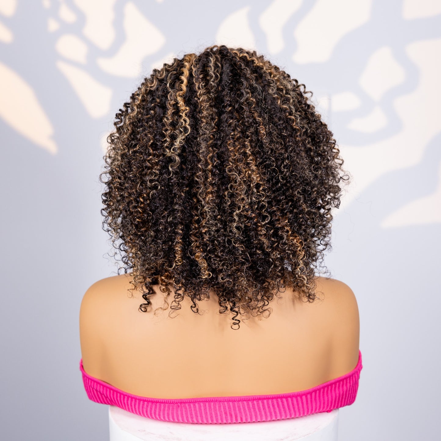 Meia Peruca Cacheada Crespa com Mechas Castanhas – Cabelo Humano, Sem Cola, Estilo Versátil