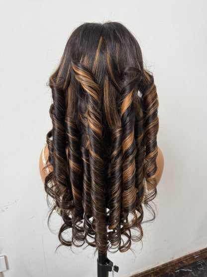 Peruca Ondulada Premium das TIAS RICAS – Cor Natural #1B com Mechas Douradas (#4/27 Highlight)