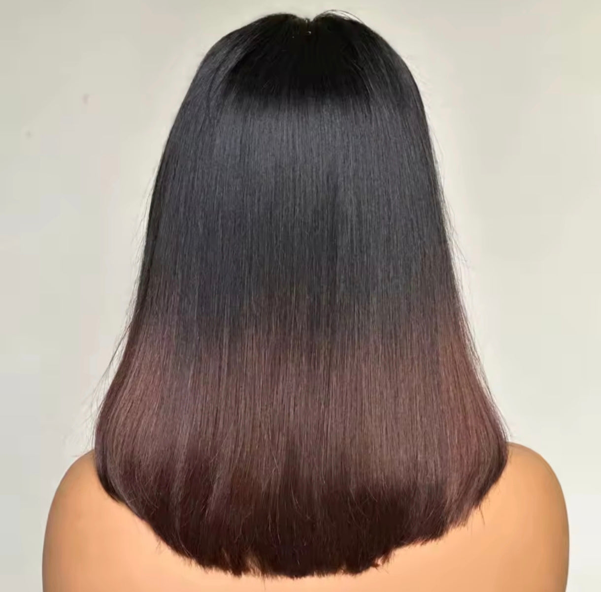 Peruca Lisa Yaki Curta Bob das TIAS RICAS | Cor #1B/#4 | Sem Cola, Renda Pré-Cortada e Cordão Ajustável