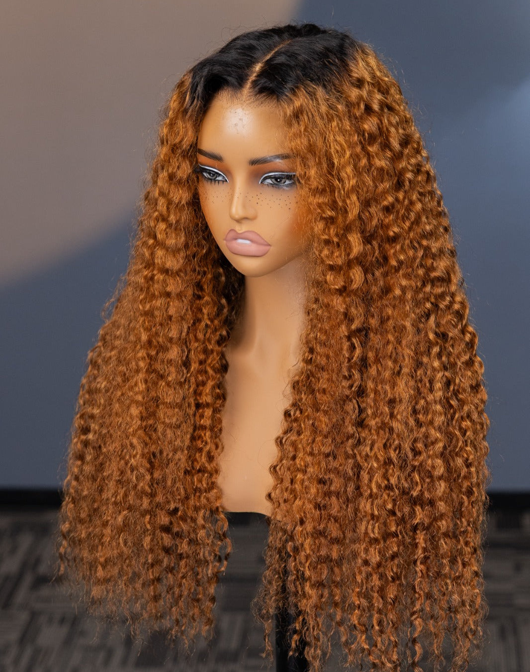 Peruca Kinky Curly 100% Humana – Tom Mel Dourado | Sem Cola, Renda Pré-Cortada