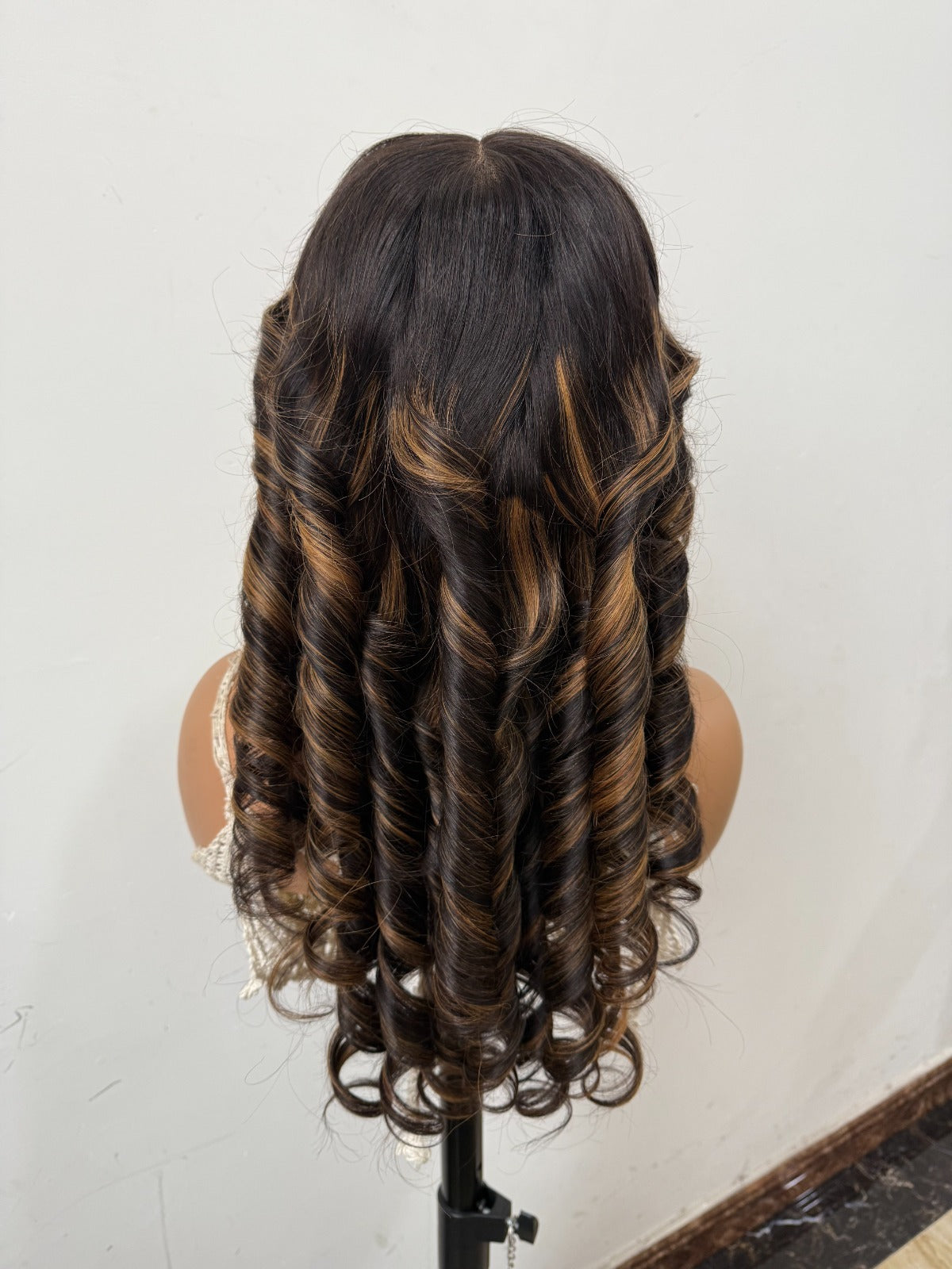 Peruca Ondulada Premium das TIAS RICAS – Cor Natural #1B com Mechas Douradas (#4/27 Highlight)