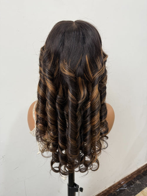 Peruca Ondulada Premium das TIAS RICAS – Cor Natural #1B com Mechas Douradas (#4/27 Highlight)