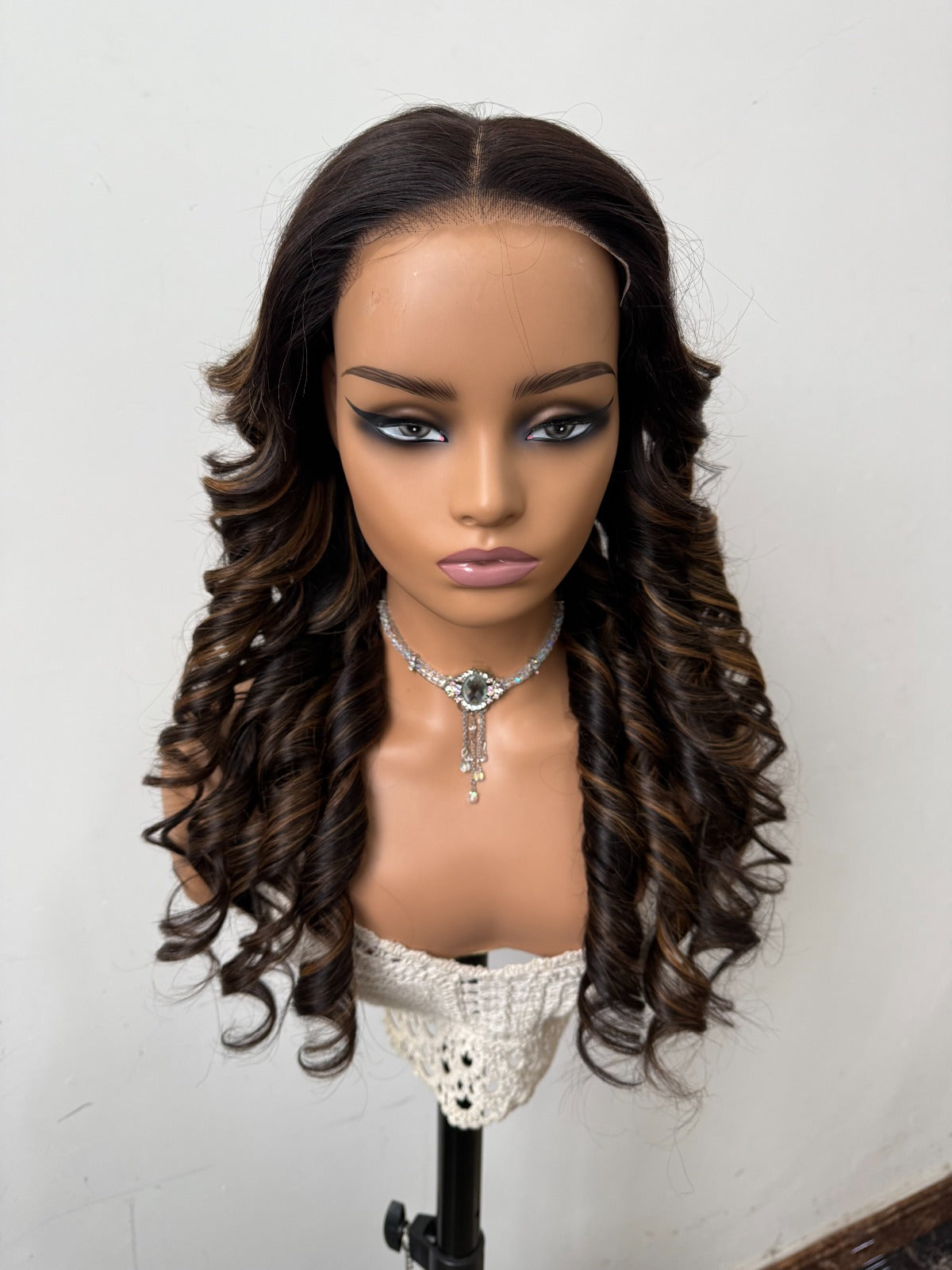 Peruca Ondulada Premium das TIAS RICAS – Cor Natural #1B com Mechas Douradas (#4/27 Highlight)