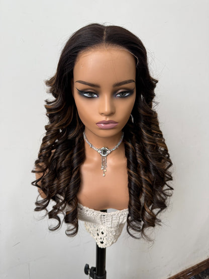 Peruca Ondulada Premium das TIAS RICAS – Cor Natural #1B com Mechas Douradas (#4/27 Highlight)