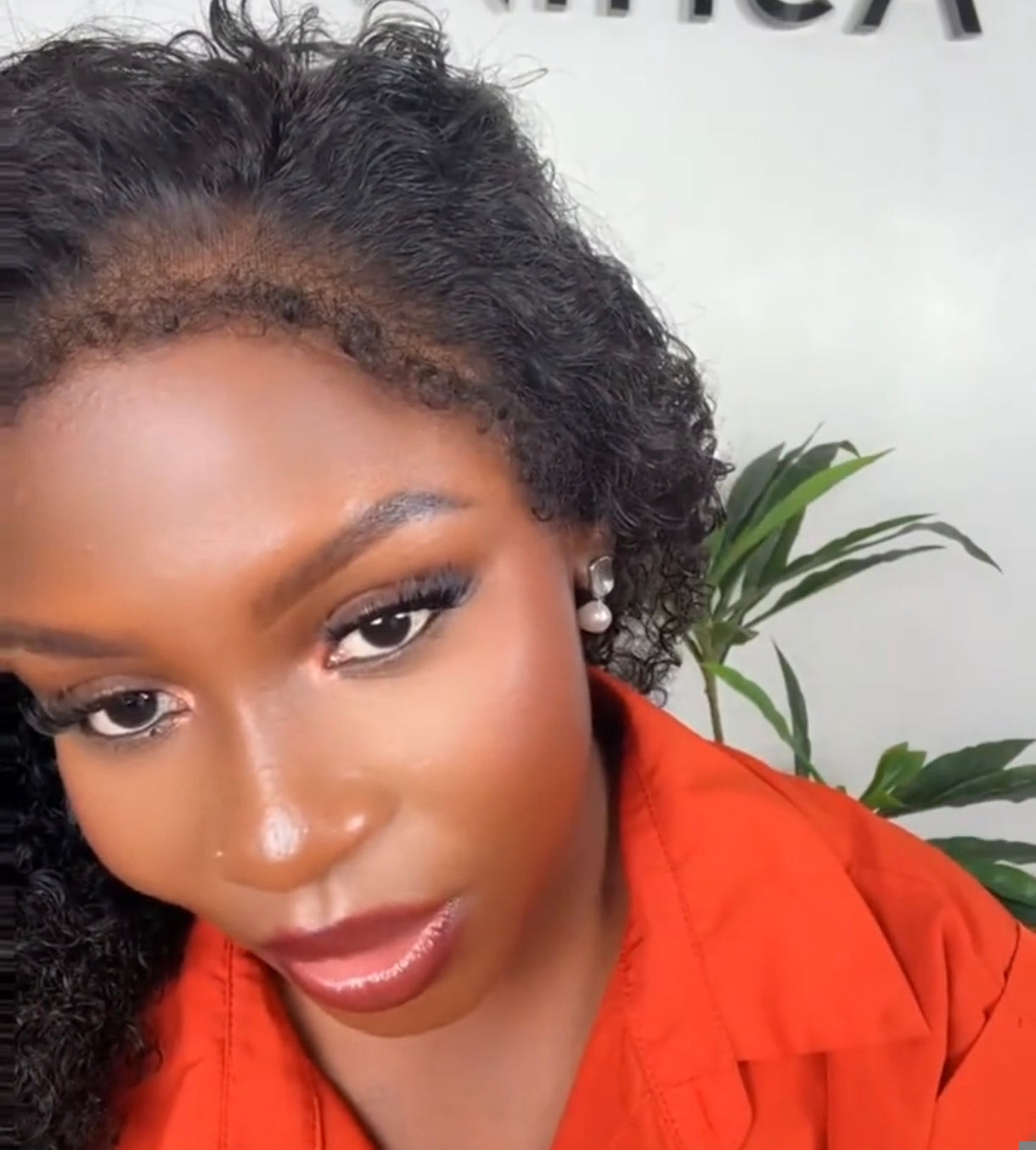 Peruca Wear Go Kinky Curly – Preto Natural (#1B)