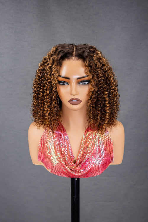 Peruca Kinky Curly Luxury – Pronta a Usar &  Sem Cola