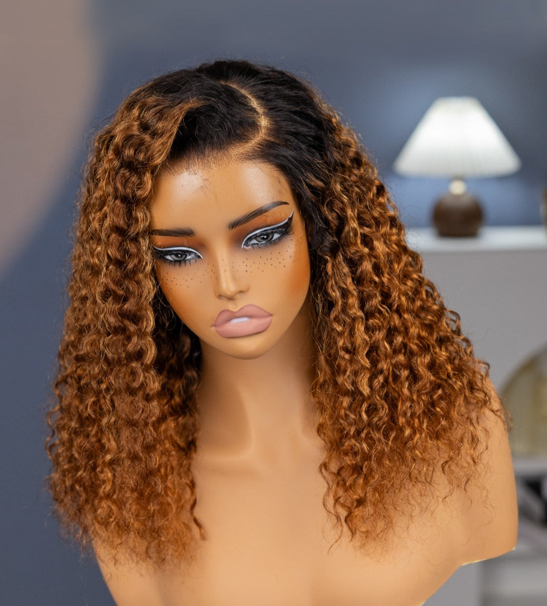 Peruca Kinky Curly 100% Humana – Tom Mel Dourado | Sem Cola, Renda Pré-Cortada