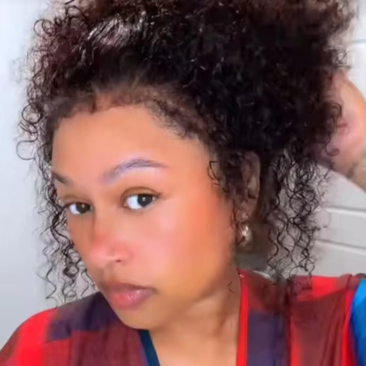 Peruca 360 Kinky Curly com Baby Hair 4B – Preto Natural (#1B)