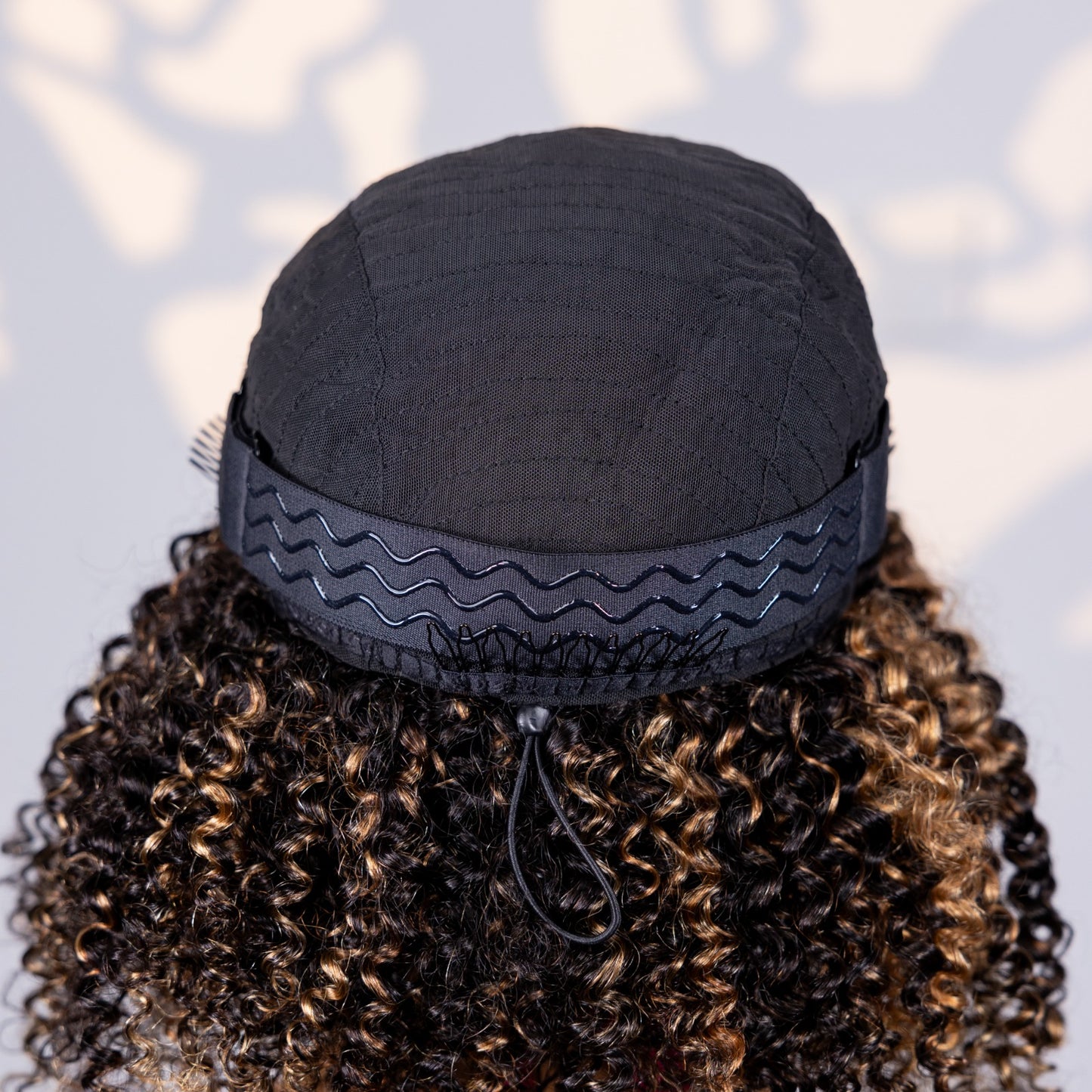 Meia Peruca Cacheada Crespa com Mechas Castanhas – Cabelo Humano, Sem Cola, Estilo Versátil