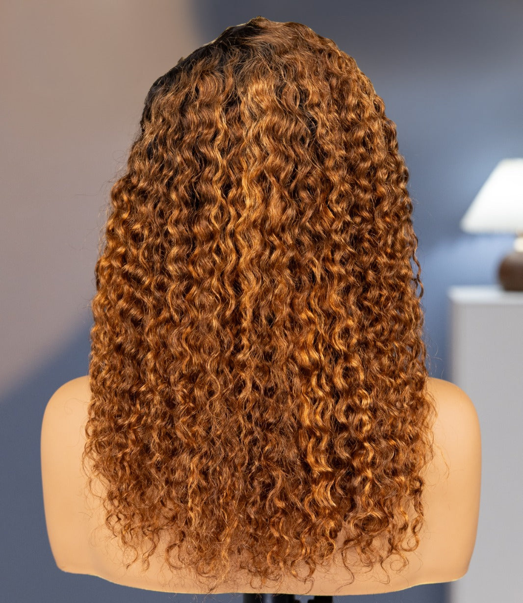 Peruca Kinky Curly 100% Humana – Tom Mel Dourado | Sem Cola, Renda Pré-Cortada