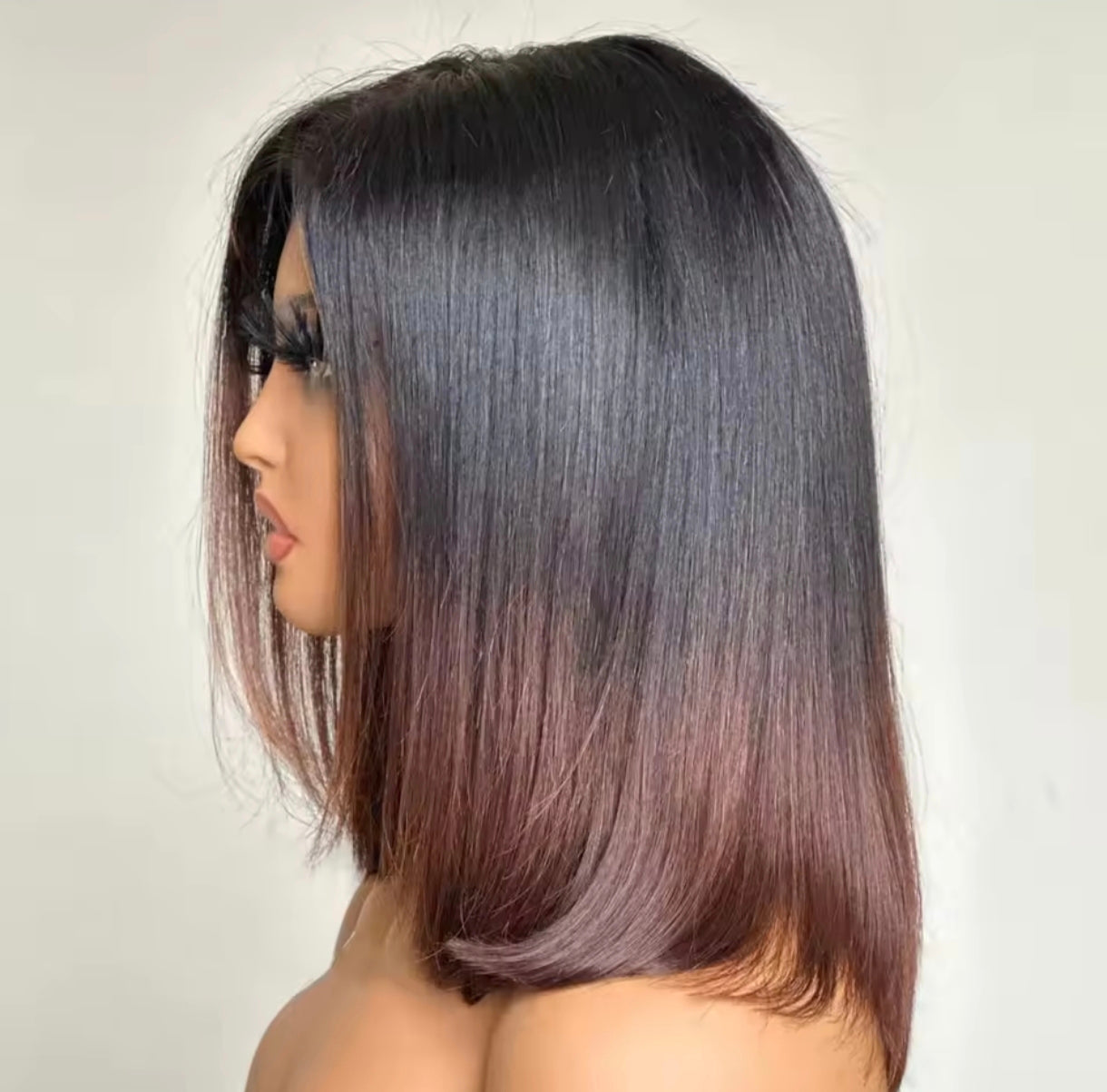 Peruca Lisa Yaki Curta Bob das TIAS RICAS | Cor #1B/#4 | Sem Cola, Renda Pré-Cortada e Cordão Ajustável