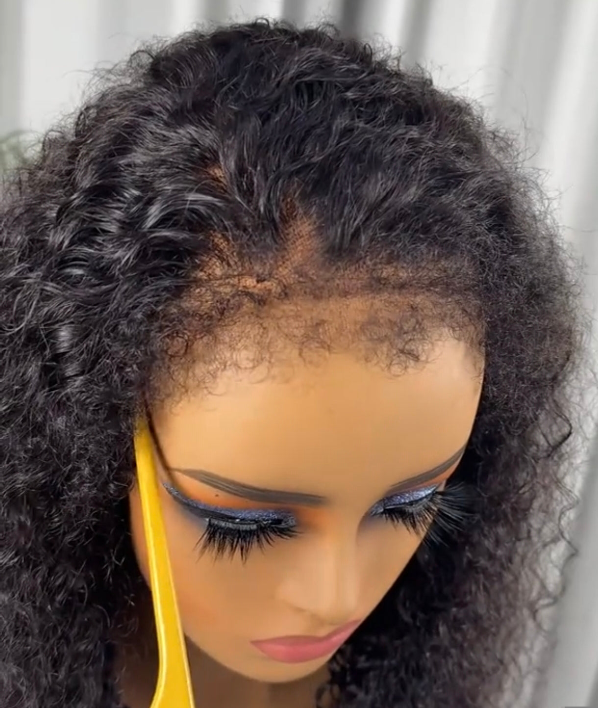 Peruca Wear Go Kinky Curly – Preto Natural (#1B)