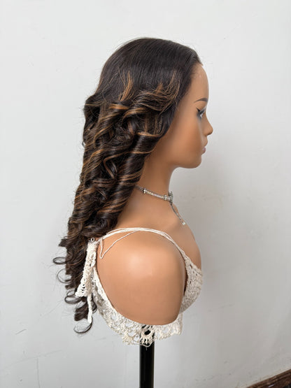 Peruca Ondulada Premium das TIAS RICAS – Cor Natural #1B com Mechas Douradas (#4/27 Highlight)