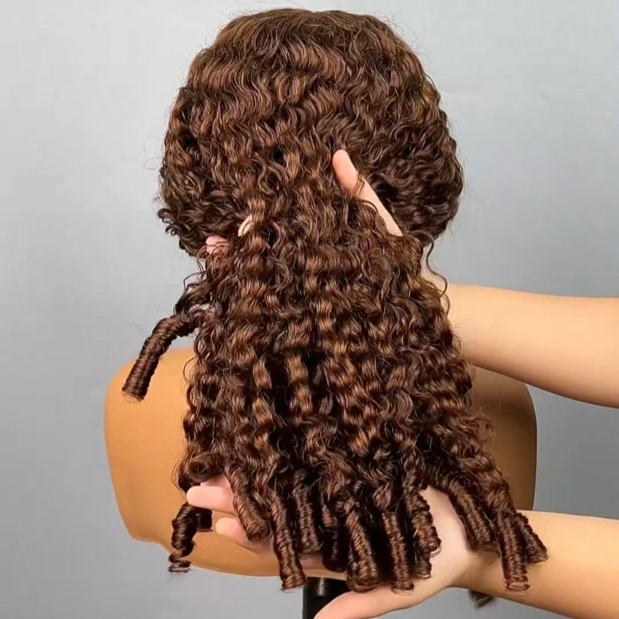 Peruca Wear Go Burmese Curly – Castanho Chocolate (#4)
