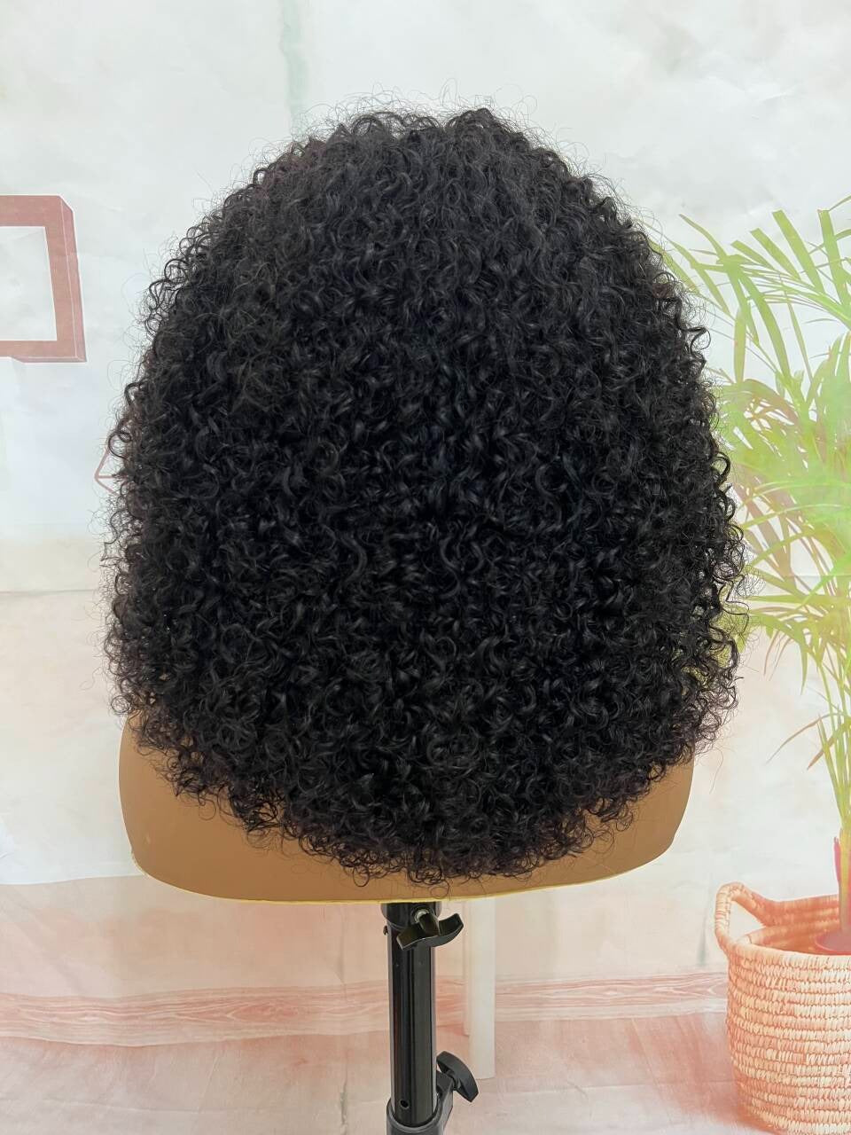 Peruca Cacheada Afro – Volume Intenso e Cachos Definidos – Pronta a Usar (Sem Cola)