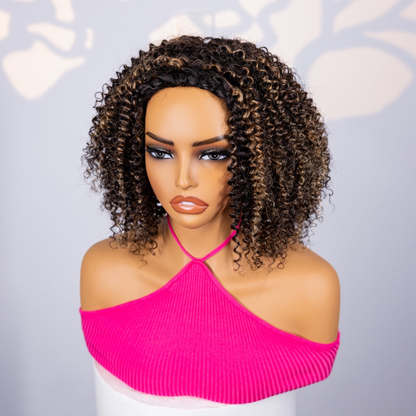 Meia Peruca Cacheada Crespa com Mechas Castanhas – Cabelo Humano, Sem Cola, Estilo Versátil