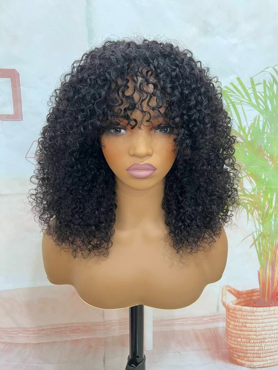 Peruca Cacheada Afro – Volume Intenso e Cachos Definidos – Pronta a Usar (Sem Cola)