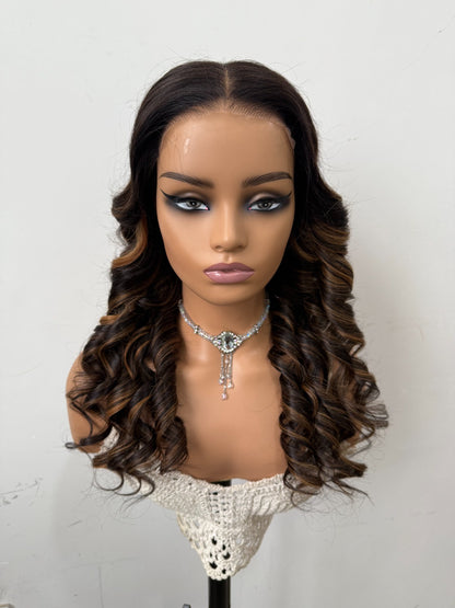 Peruca Ondulada Premium das TIAS RICAS – Cor Natural #1B com Mechas Douradas (#4/27 Highlight)