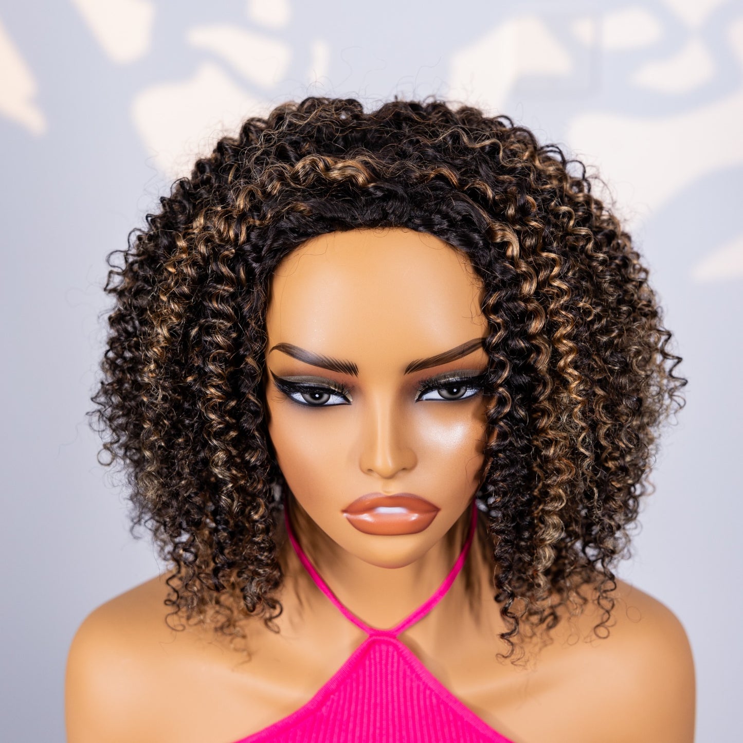 Meia Peruca Cacheada Crespa com Mechas Castanhas – Cabelo Humano, Sem Cola, Estilo Versátil